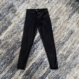 I’m selling These black leggings from the brand DSG